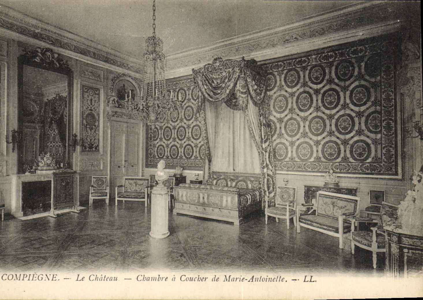 Compiègne — Le Château — Chambre à Coucher de Marie-Antoinette — LL.