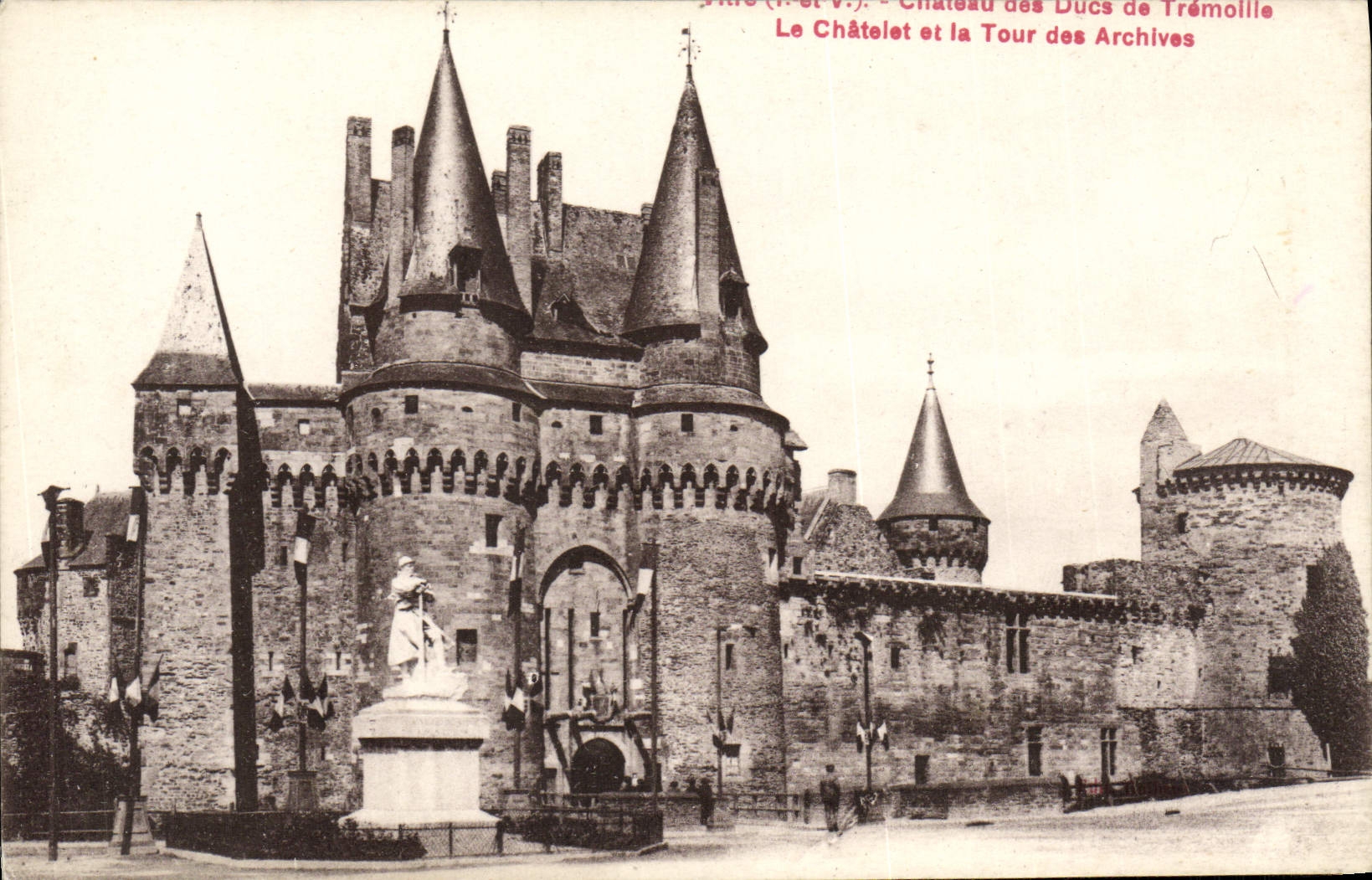 Schloss der Herren von Trémouille — Le Châtelet und die Turm der Archive — A. Bréger Frères, Paris