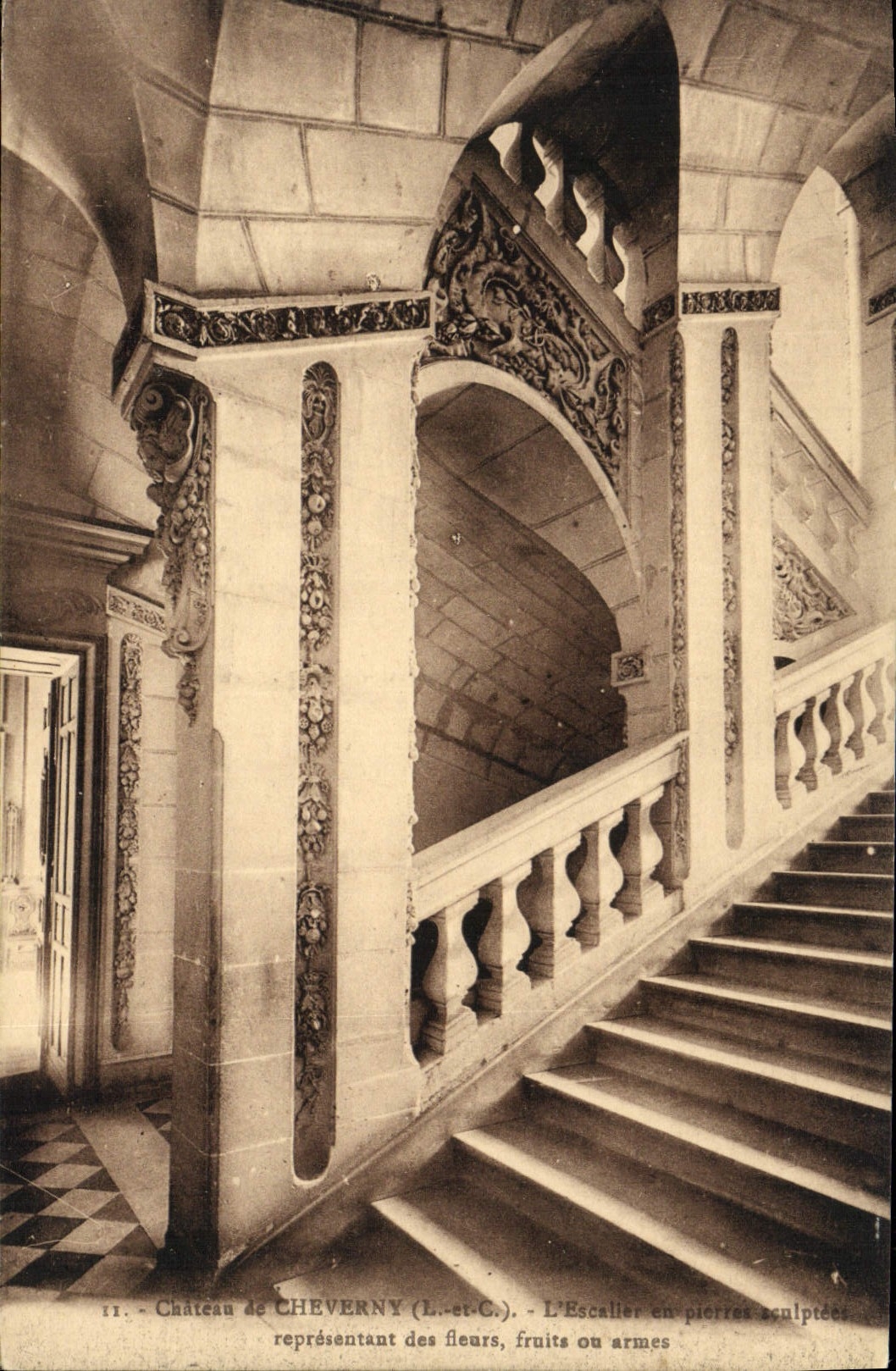 Château de Cheverny — L'escalier en pierres sculptées représentant des fleurs, fruits ou armes — L. Lanorma & Ouléass