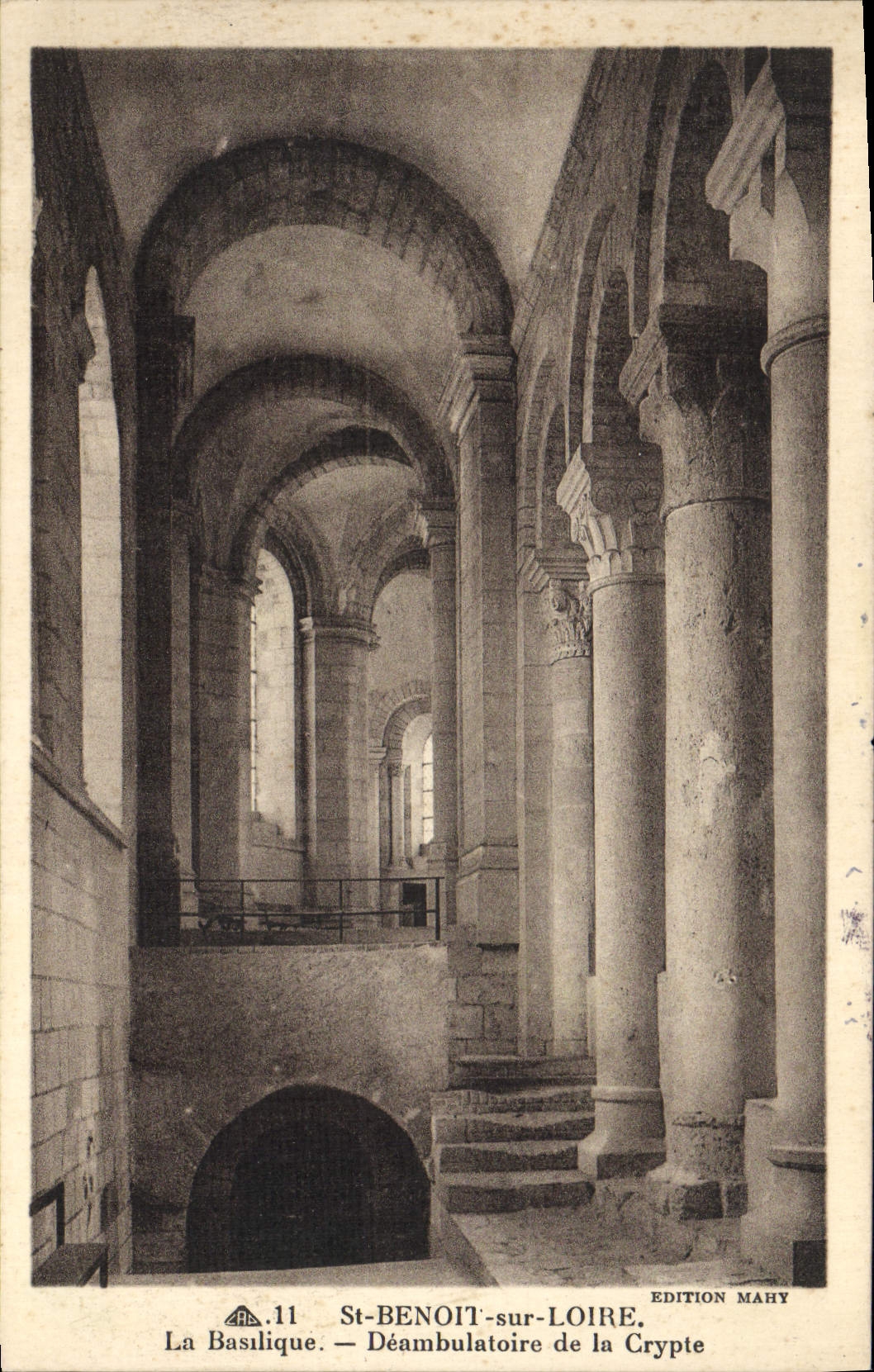 CPA Saint Benoit sur Loire La Basilique Deambulatoire de la Crypte