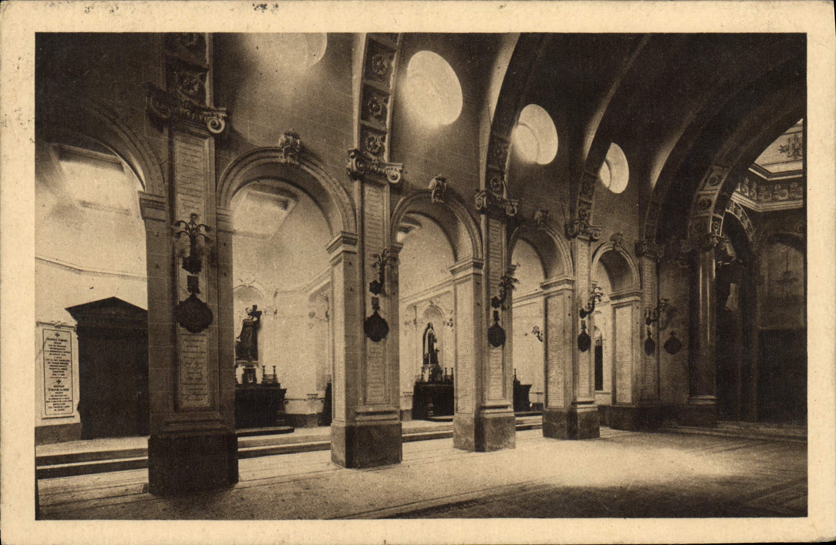 Intérieur de la chapelle des Carmélites de Liseux — éditeur Reces