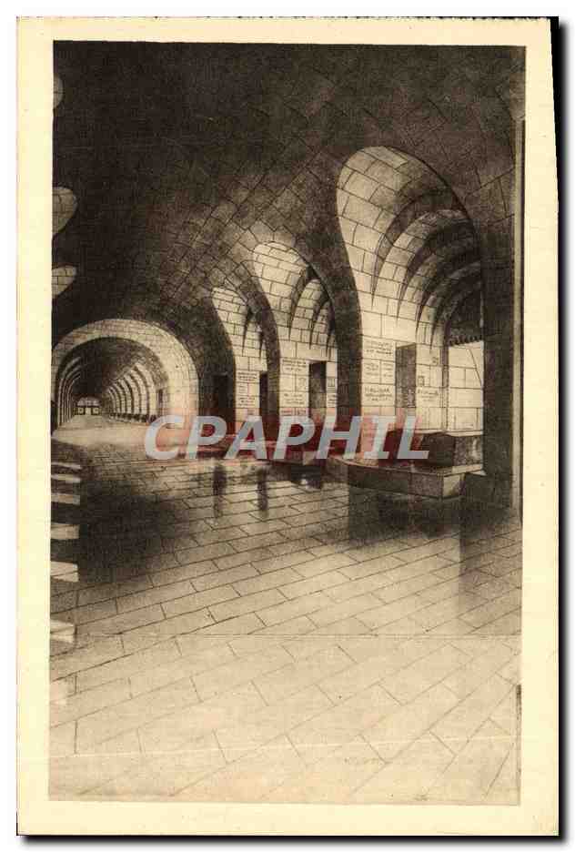 CPA Cloitre de l'Ossuaire de Douaumont Alveoles des Tombeaux Militaria