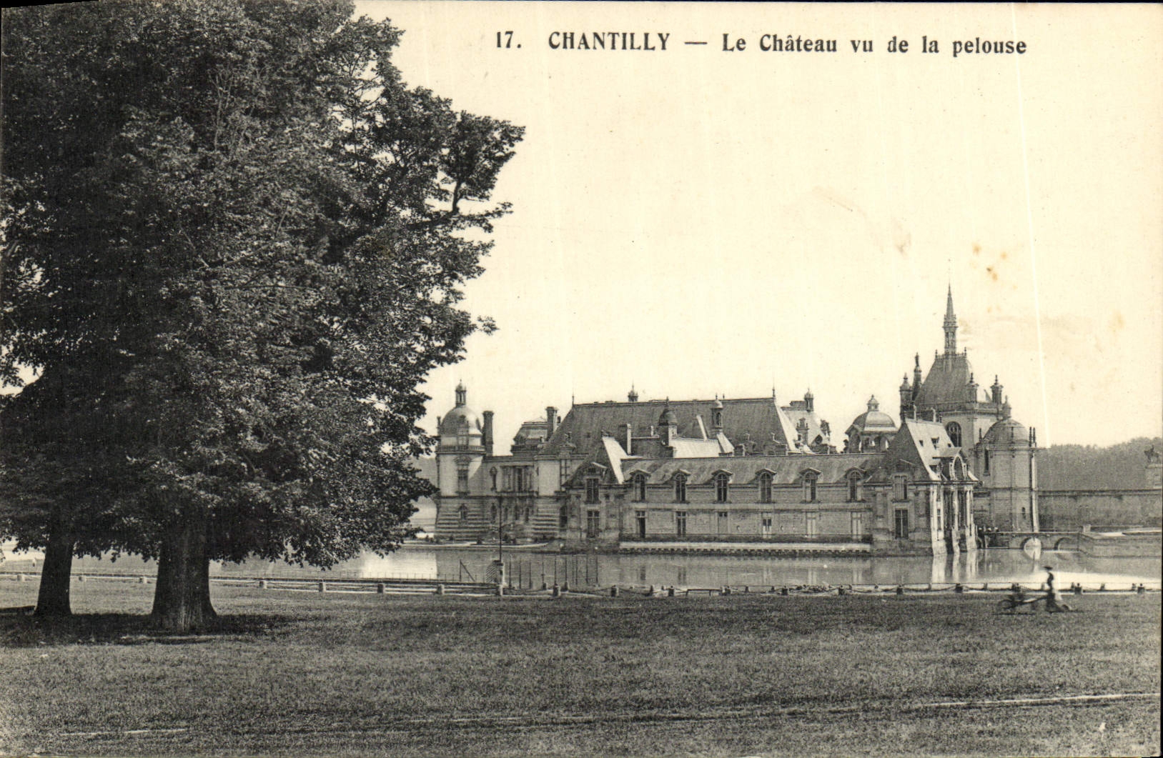 Chantilly — Le Château vu de la pelouse — Édita P. de Chantilly, n°17