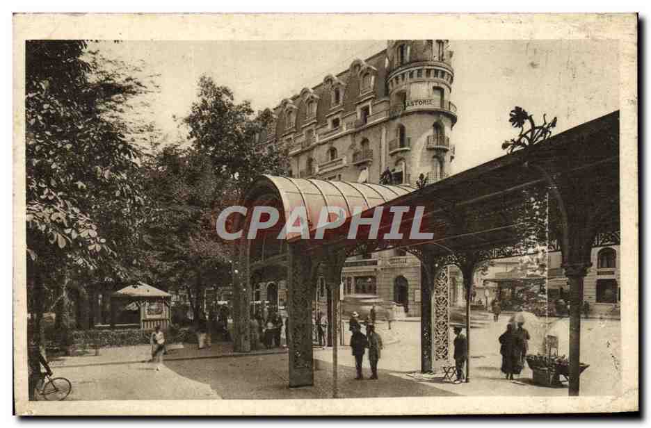 CPA Vichy La Porte et Galeries Couvertes du Parc