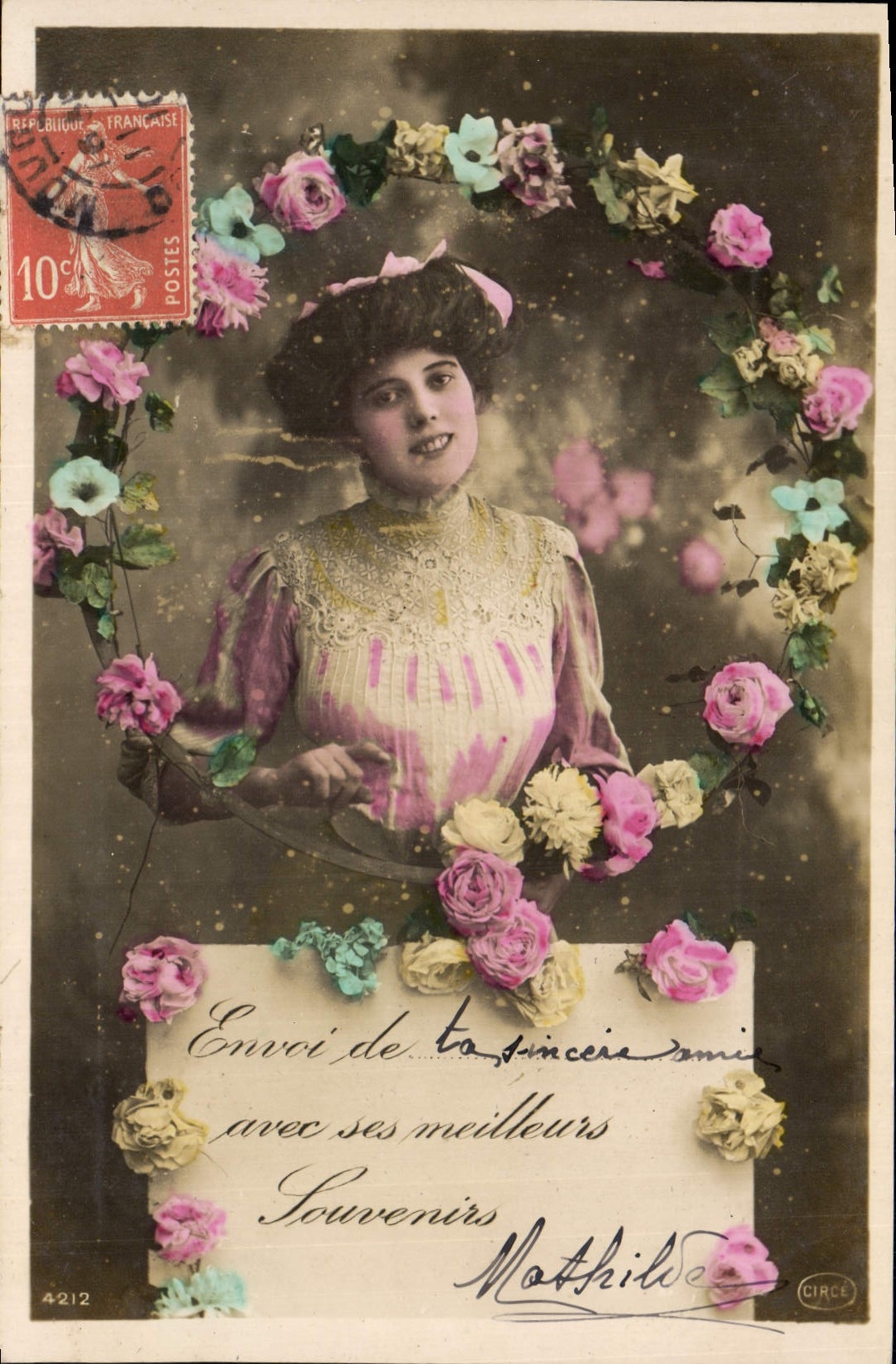 Jeune femme dans un cadre floral — carte postale colorisée — CIRCE, n°4212