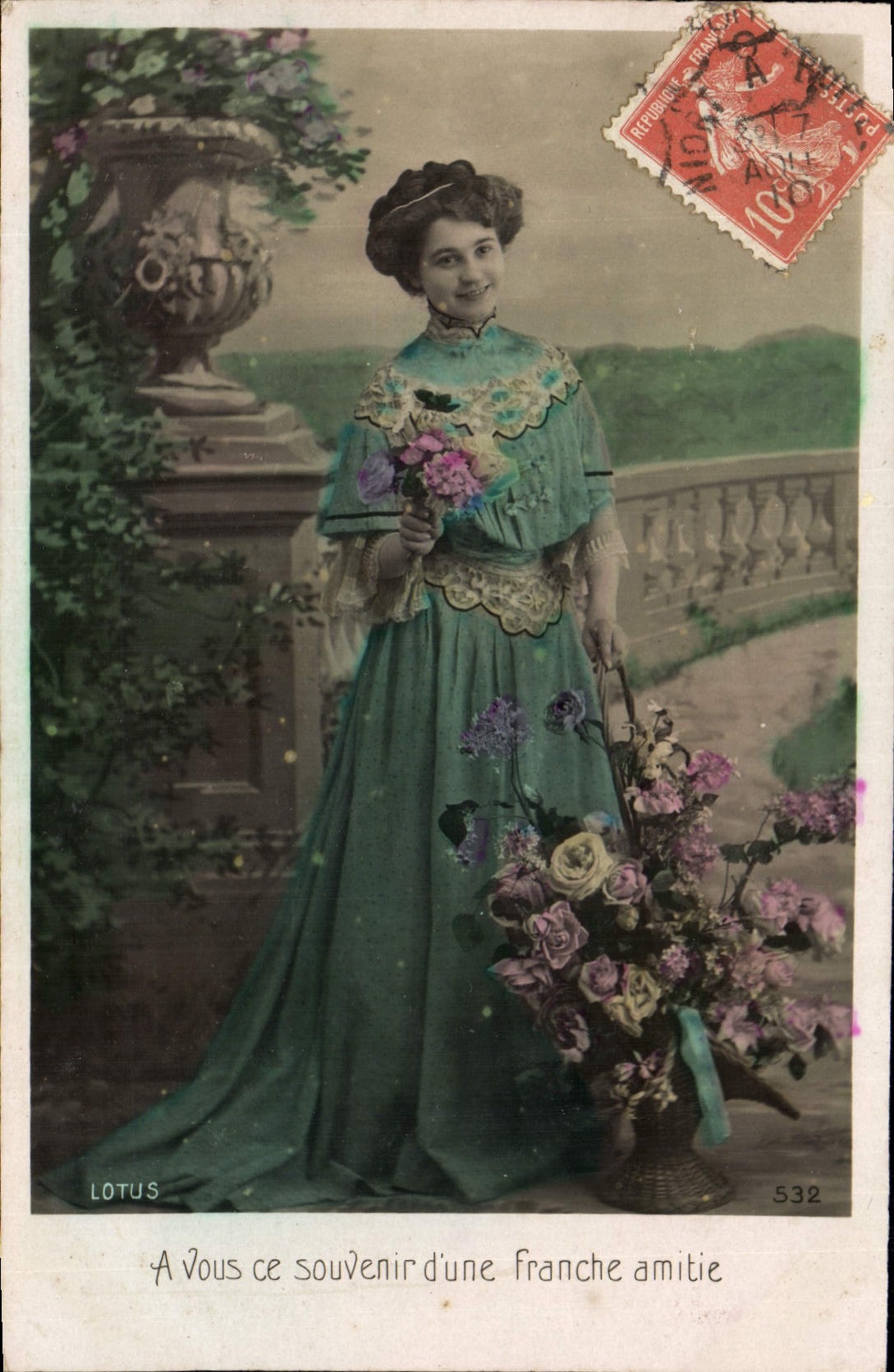 Jeune femme en robe verte — avec bouquet — éditeur LOTUS, n° 532