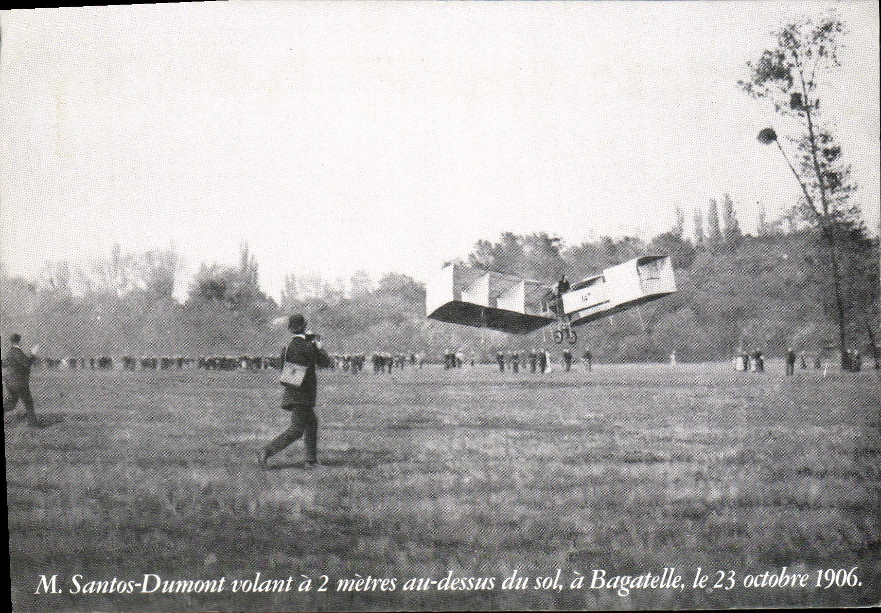 REPRO M Santos Dumont volant a 2 metres au-dessus du sol a Bagatelle