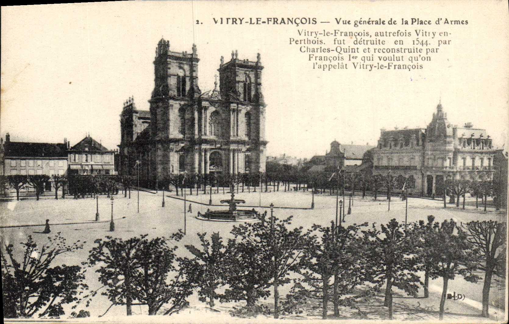 CPA Vitry Le Franvois Vue Generale de la Place d'Armes