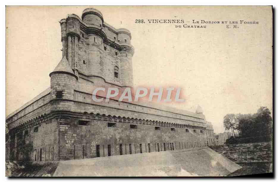 CPA Vincennes La Donjon Et Les Fosses Du Chateau