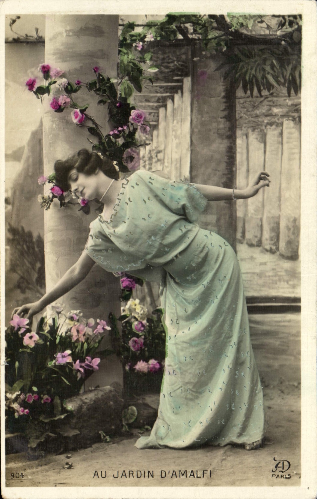 CPA Fantaisie Femme Au Jardin D'Amalfi