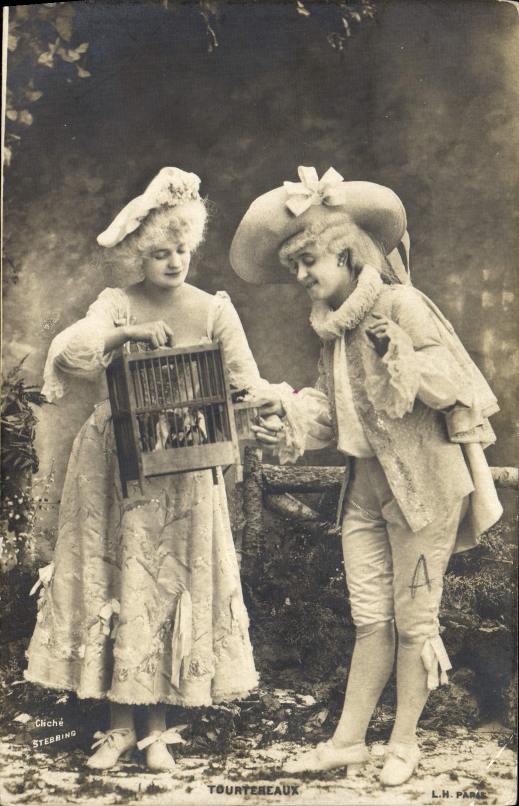 Deux personnes en costumes de comédie — Tourtereaux — L.H. PARIS