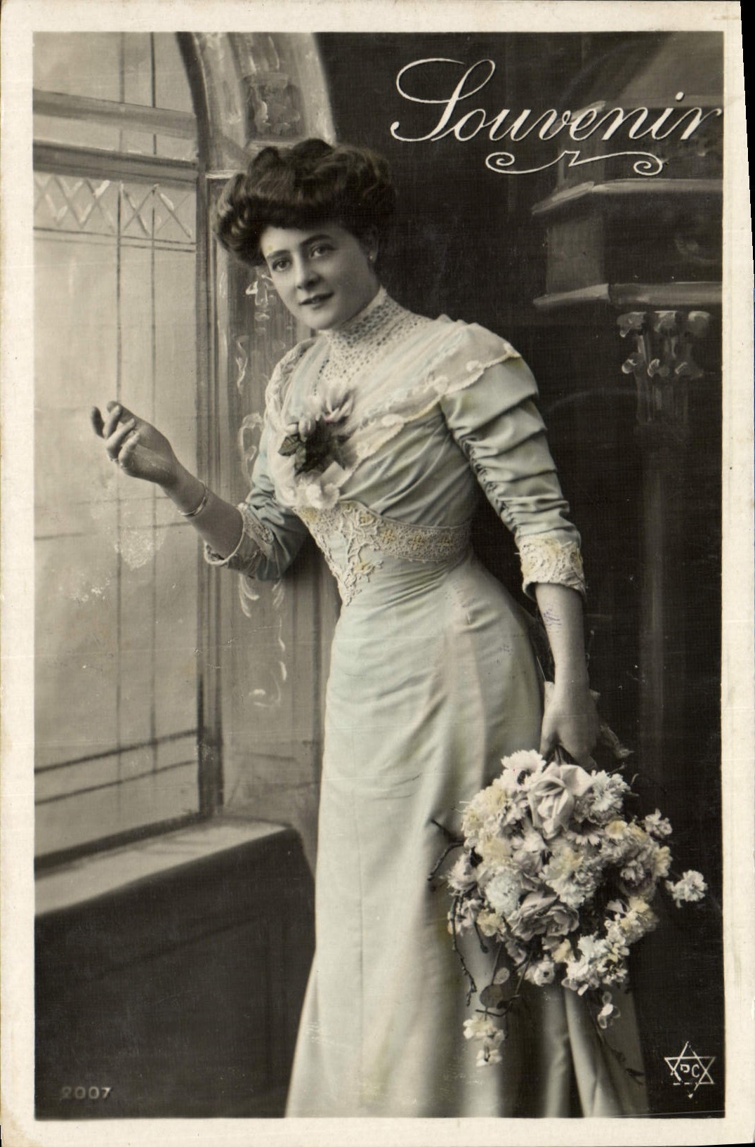 Giovane donna in abito elegante — Souvenir — ROCY