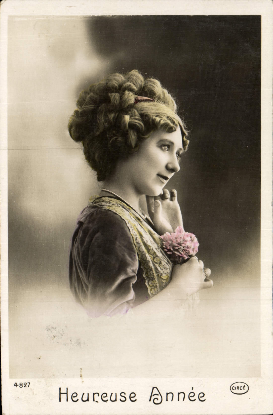 Jeune femme tenant une fleur — Heureuse Année — CIRCÉ, n° 4827