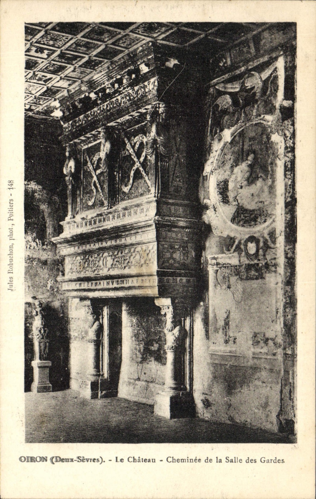 Oiron (Deux-Sèvres) - Le Château - Cheminée de la Salle des Gardes