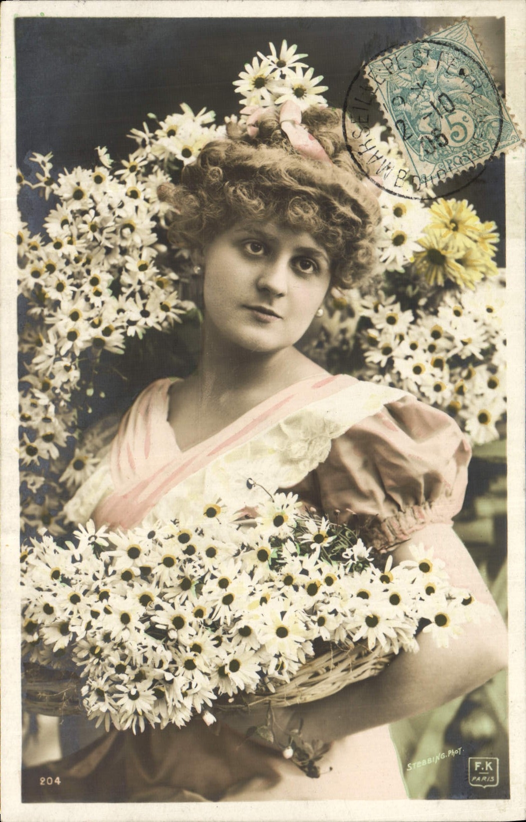 Femme avec bouquet de marguerites — Studio Sterbing, Paris — n° 204