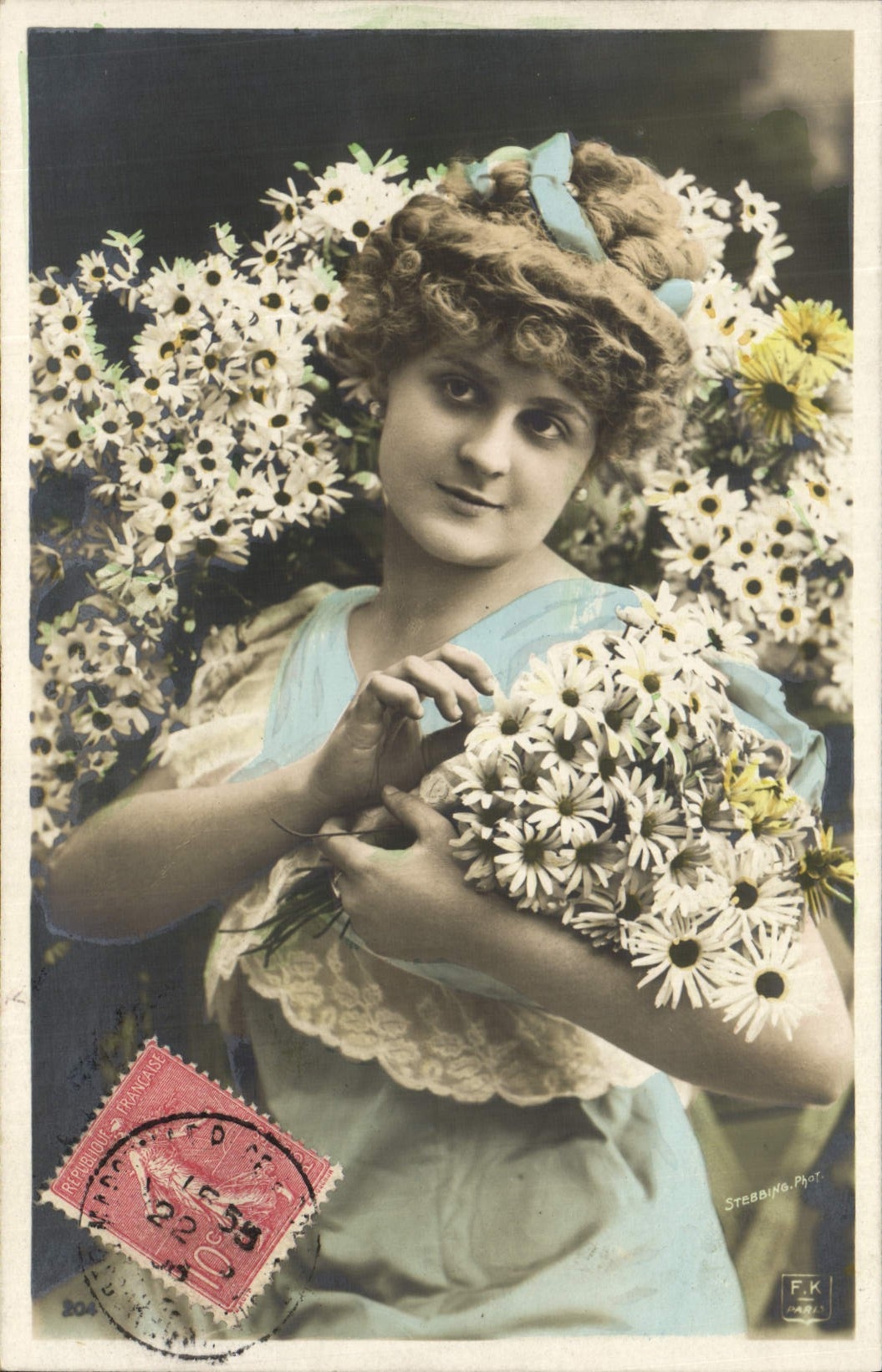 Jeune femme avec des marguerites — Stebbing Phot. — F.K. Paris