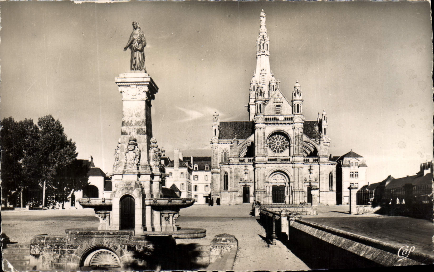 CPM Ste Anne D'Auray La Basilique et la Fontaine