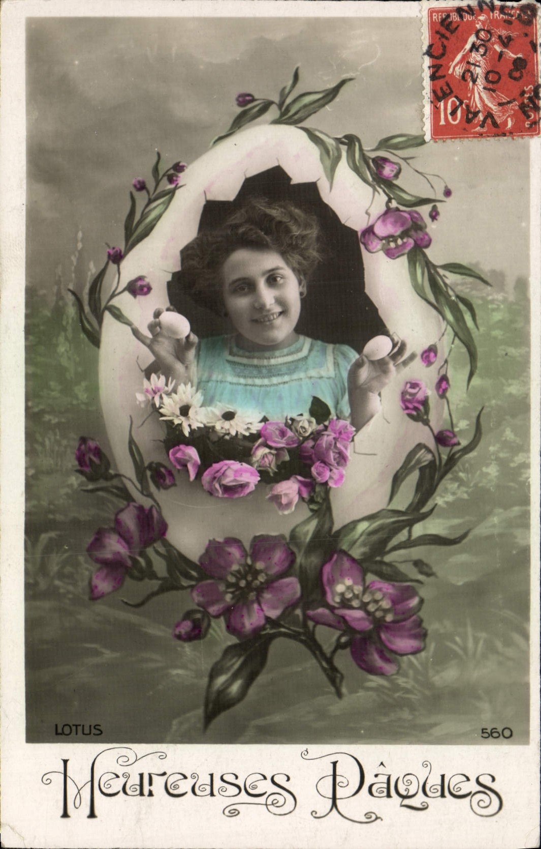 Femme dans un œuf décoré de fleurs — Heureuses Pâques — LOTUS 560
