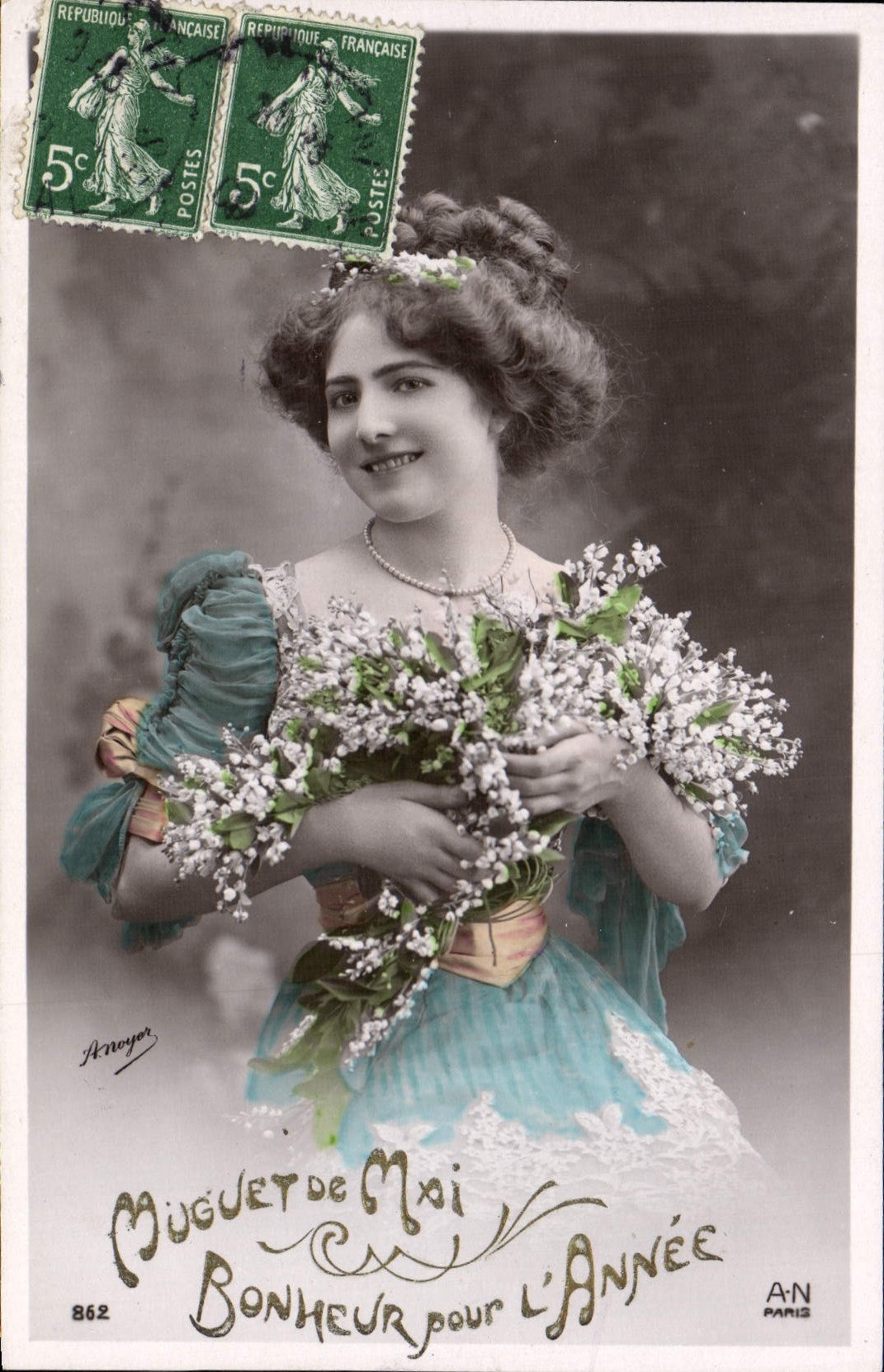 Femme tenant un bouquet de muguet — Bonheur pour l'année — Anoyez, n°862
