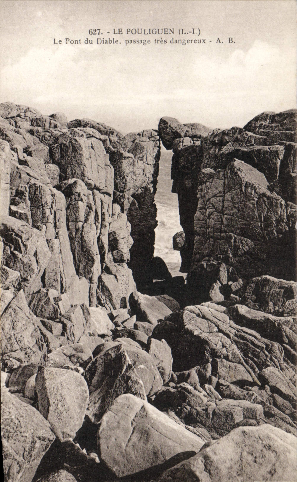 CPA Le Pouliguen Le Pont du Diable Passage tres Dangereux