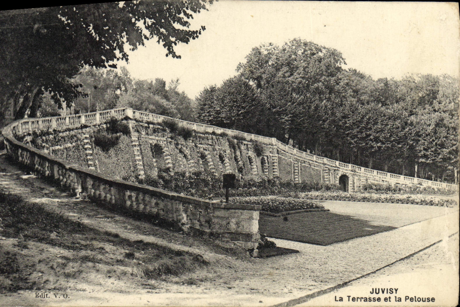 CPA Juvisy La Terrasse et la Pelouse