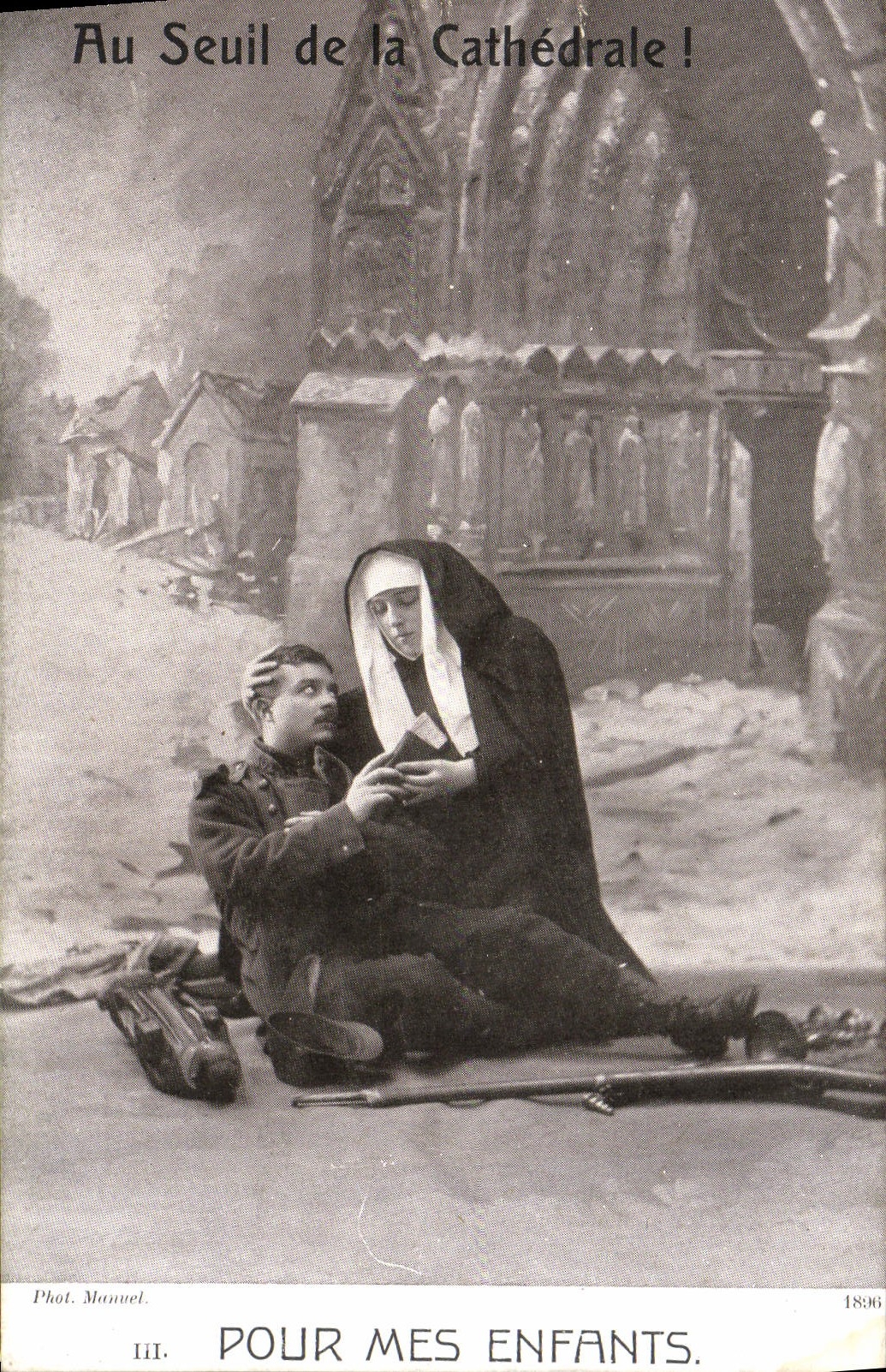 CPA Au Seuil de la Cathedrale Pour Mes Enfants Religieuse Soldat Militaria 