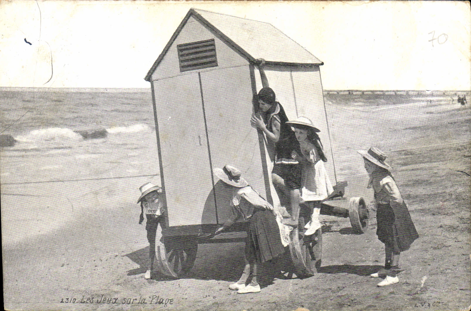 CPA Les jeux sur la plage Folklore Enfants 