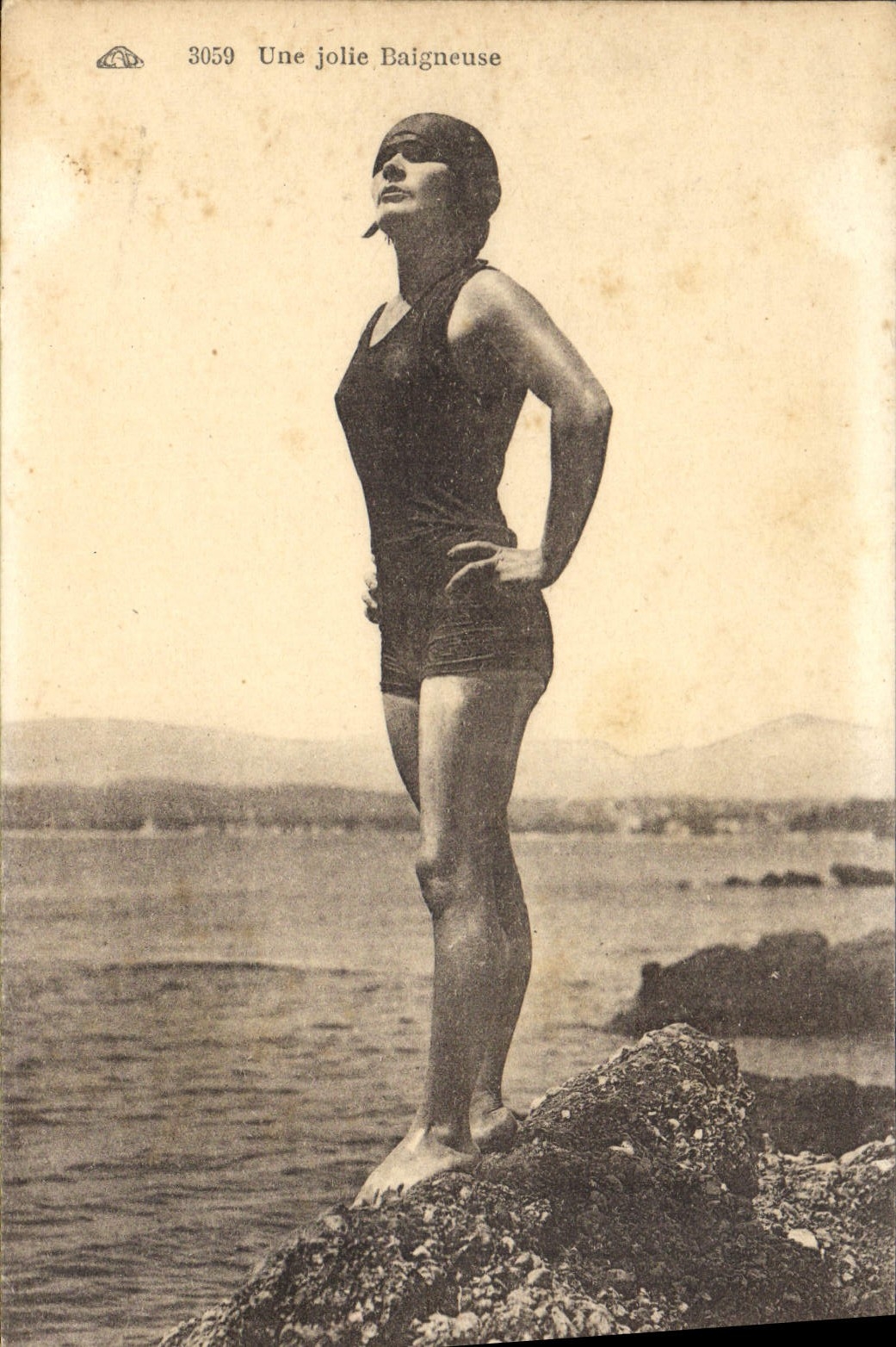 CPA Fantaisie Femme Une jolie baigneuse Maillot de bain 