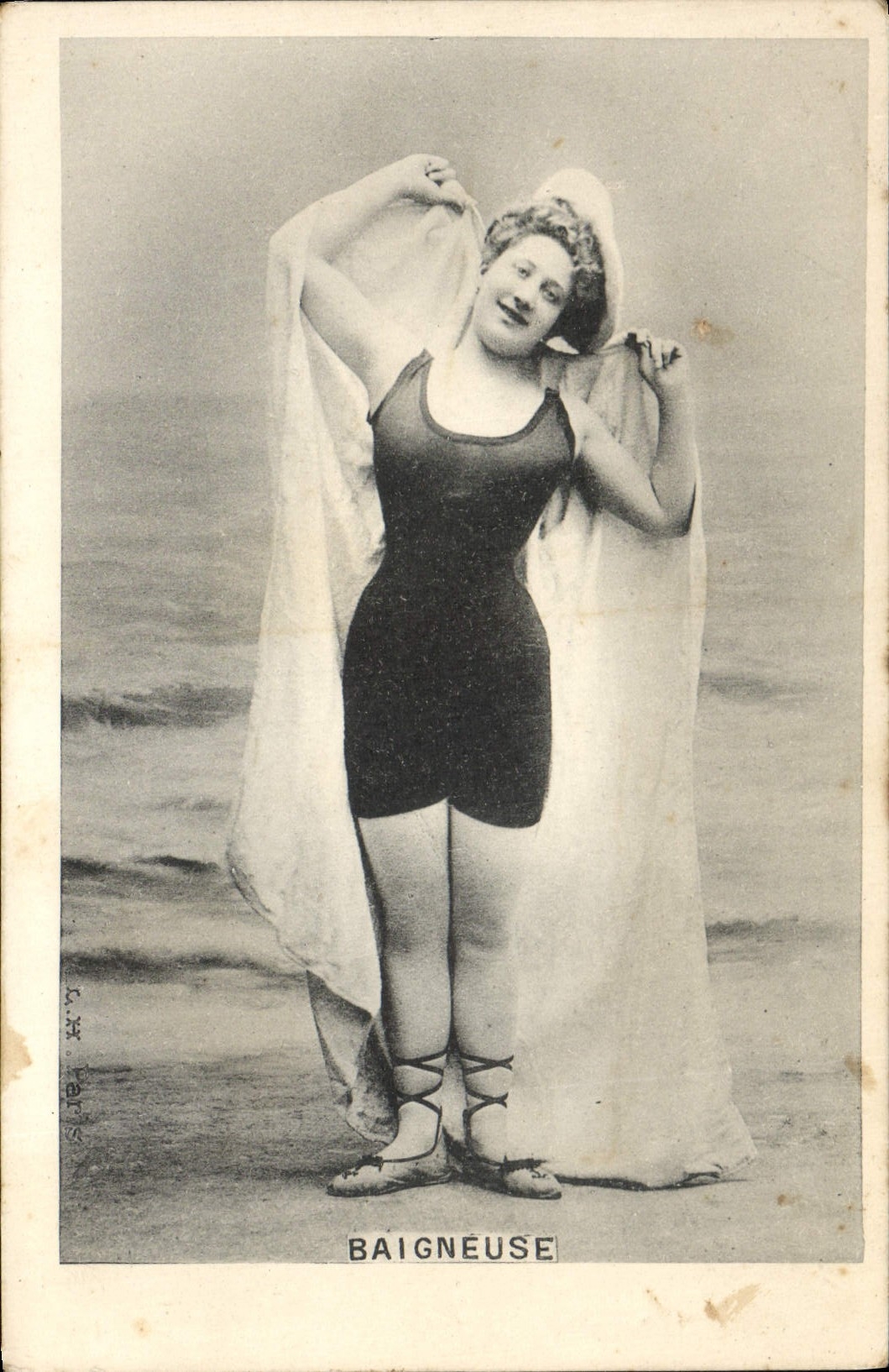 CPA Fantaisie Femme Baigneuse Maillot de bain 