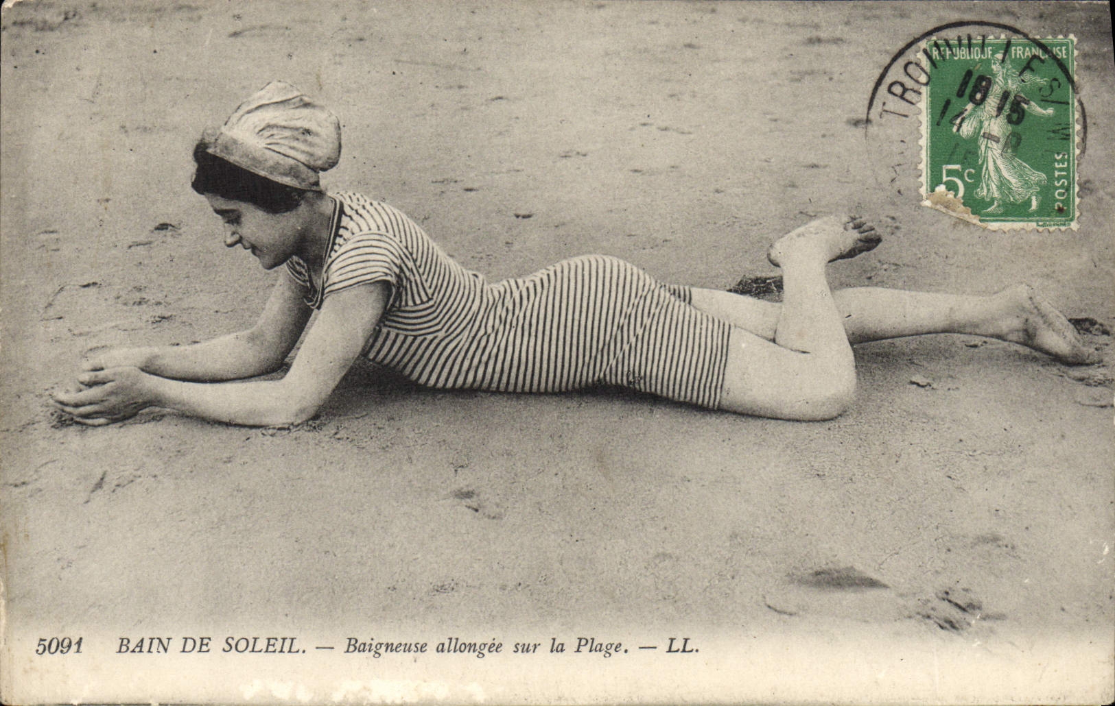 CPA Fantaisie Bain de soleil Baigneuse allongee sur la plage Maillot de bain 