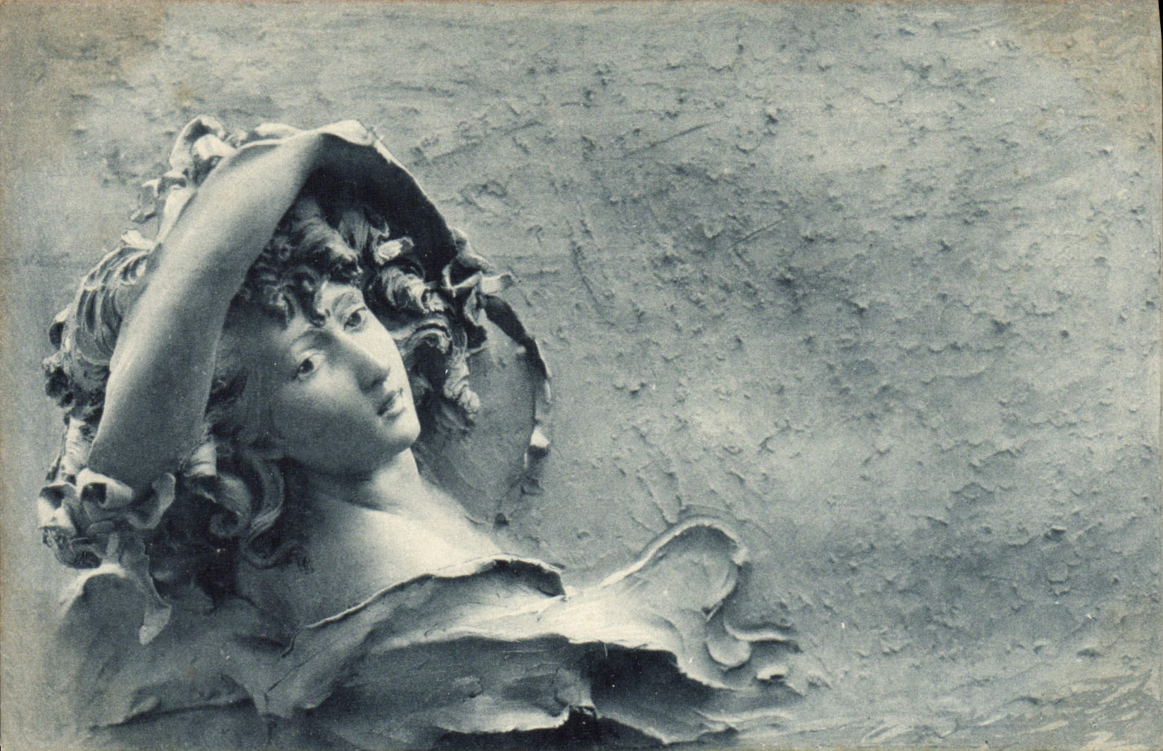Statue einer Frau — skulpturales Detail — kein Verlag oder Nummer sichtbar