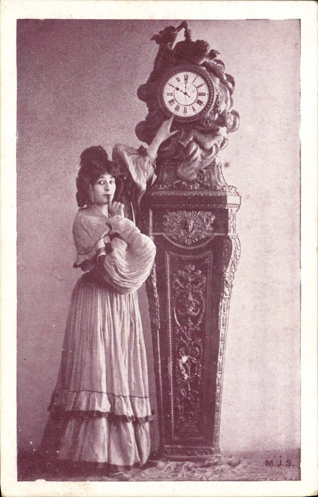 Jeune femme à côté d'une horloge à pendule — M.J.S. — éditeur M.J.S.