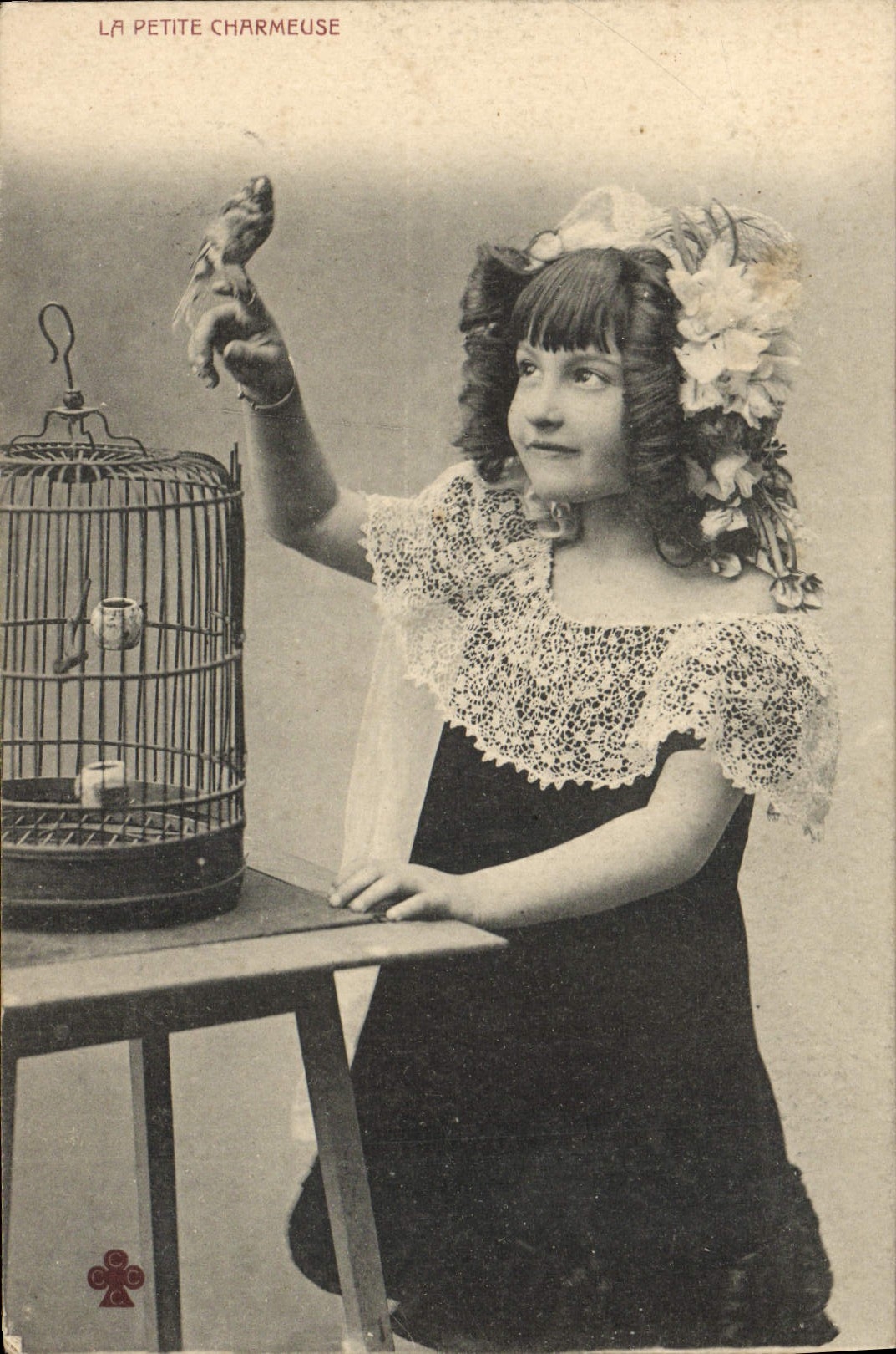 CPA Fantaisie Enfant La petite charmeuse Oiseau