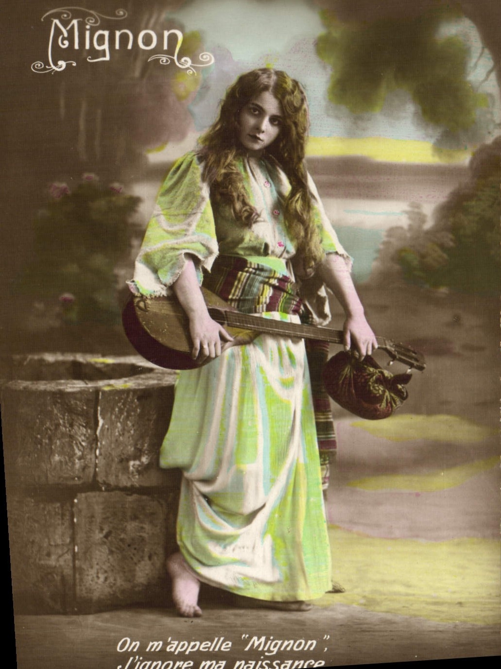 Mignon — jeune femme en tenue folklorique tenant une mandoline — éditeur CPAPHIL
