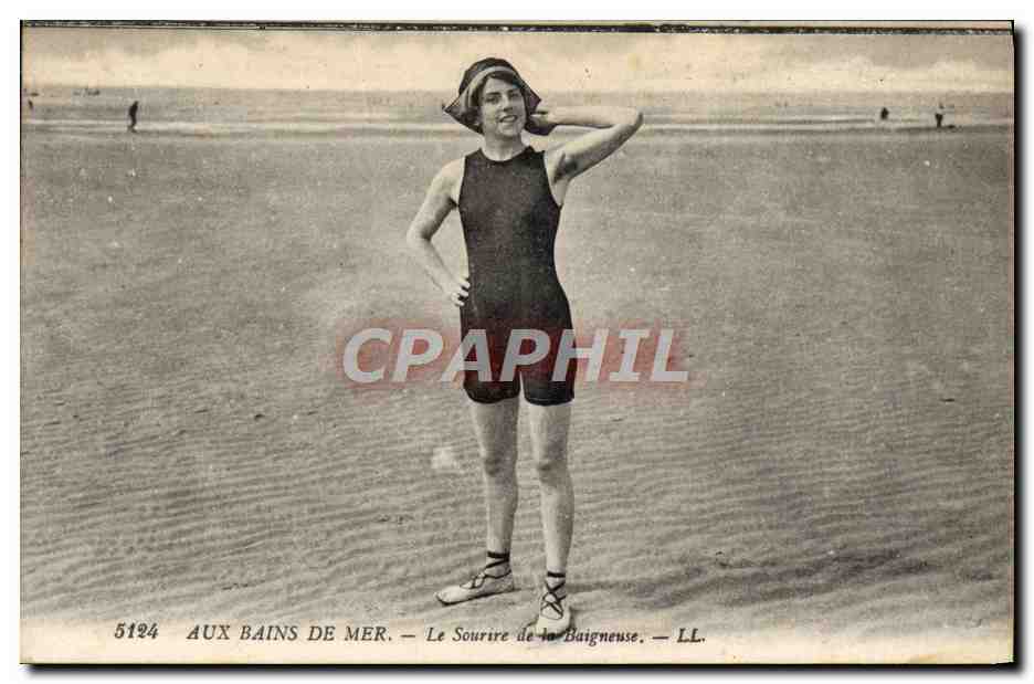 CPA Fantaisie Femme Aux bains de mer Le sourire de la baigneuse 