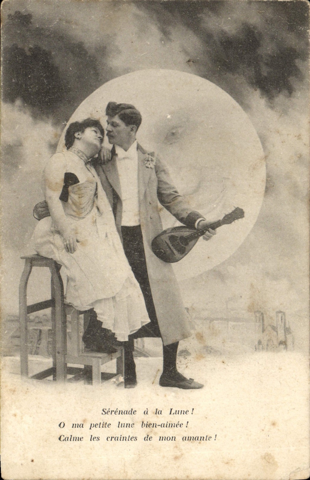 CPA Fantaisie femme Serenade a la lune 