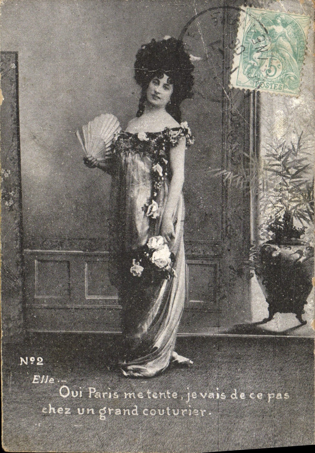 CPA Fantaisie Femme Paris Eventail