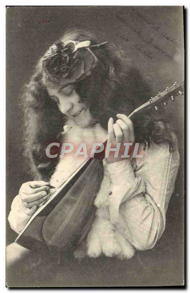 Jeune femme jouant de la mandoline — photographie de Lul Chirillo — éditée par la Société Anonyme de Photographie de Paris