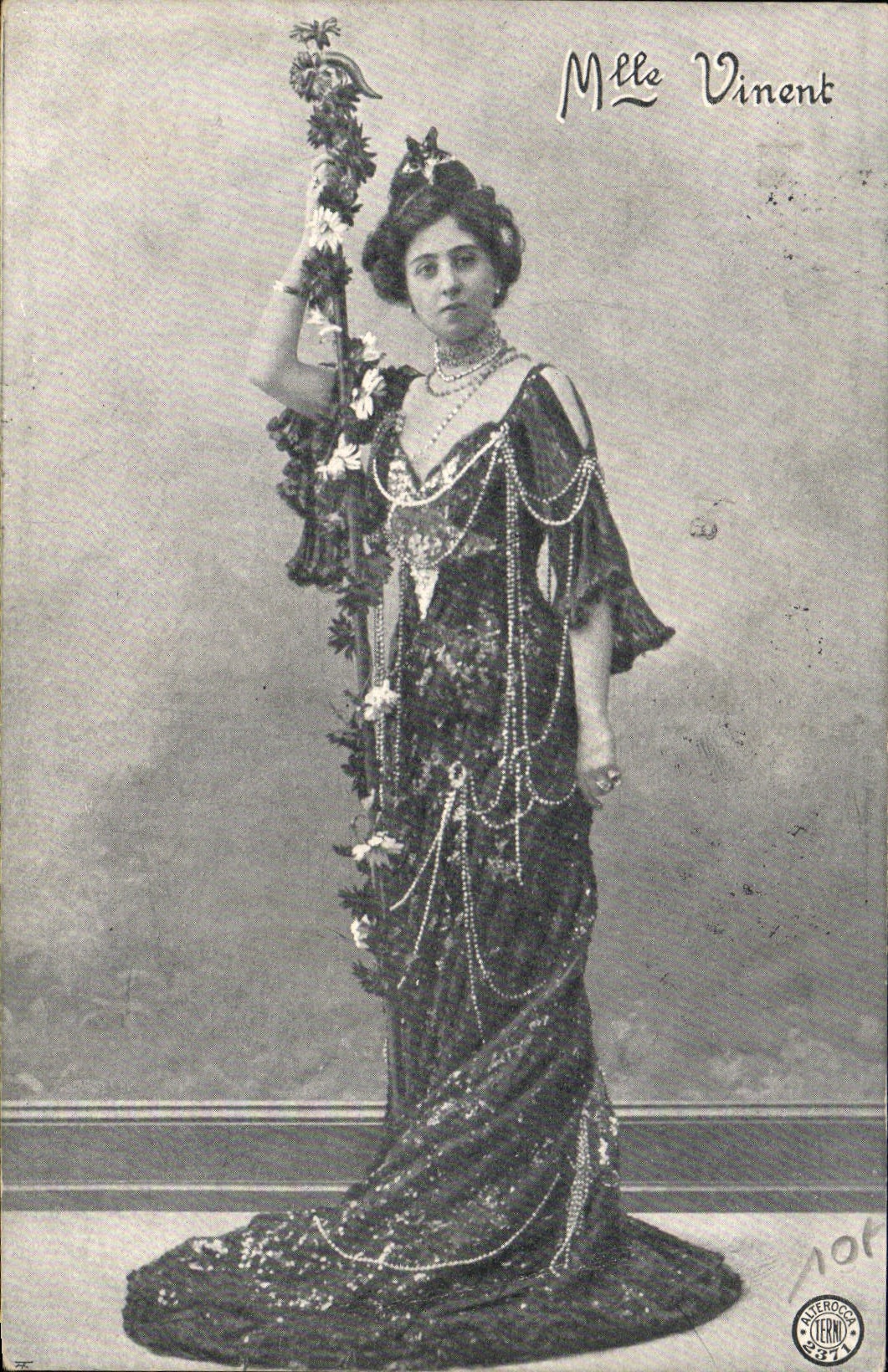 Mlle Vinent — Portrait in Bühnenkostüm — Atelier Léger, n°106
