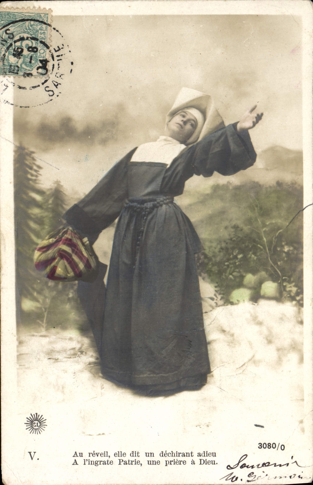 Femme en costume traditionnel — prière matinale — Souvenirs M. Germain, n° 3080/0