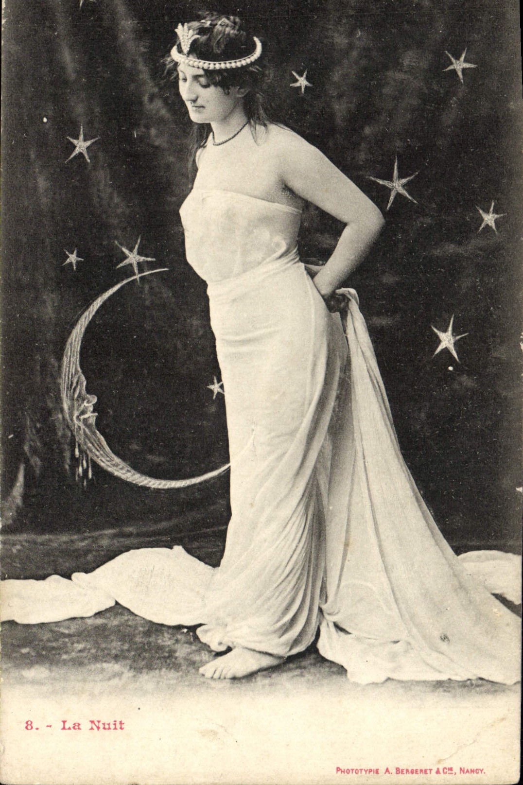 CPA Fantaisie Femme La nuit Lune