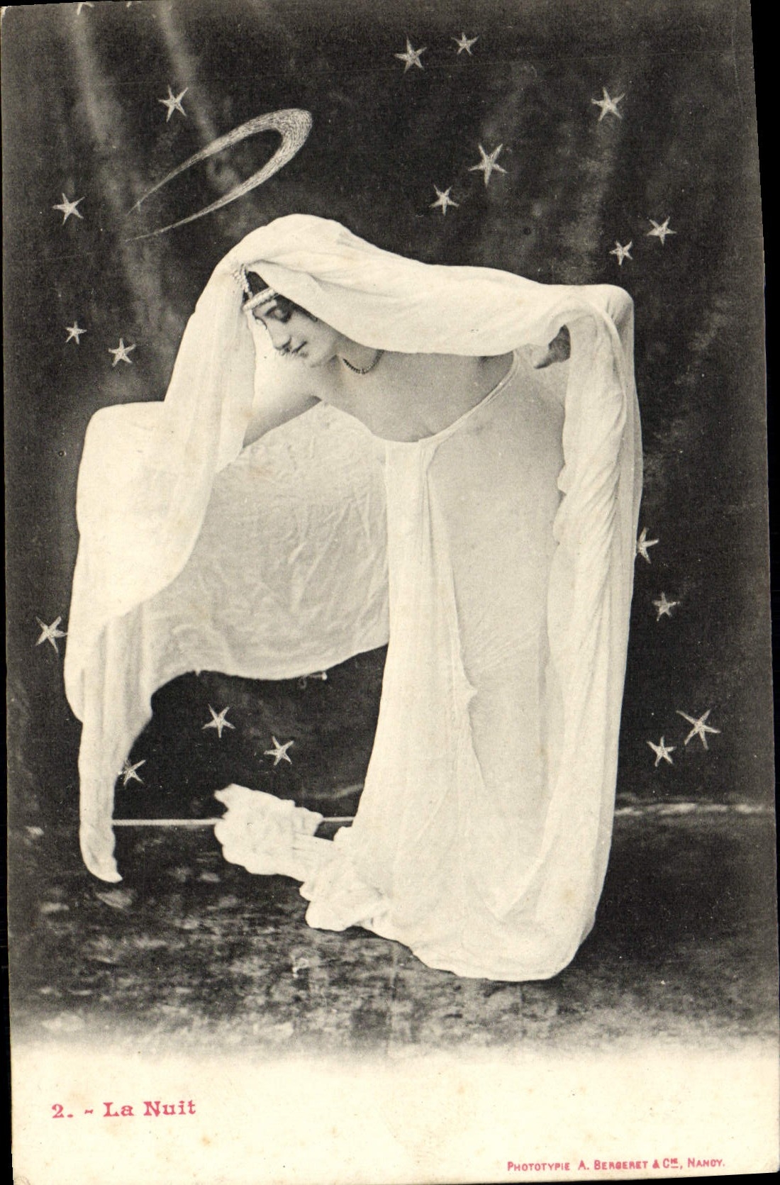 CPA Fantaisie Femme La nuit Lune 