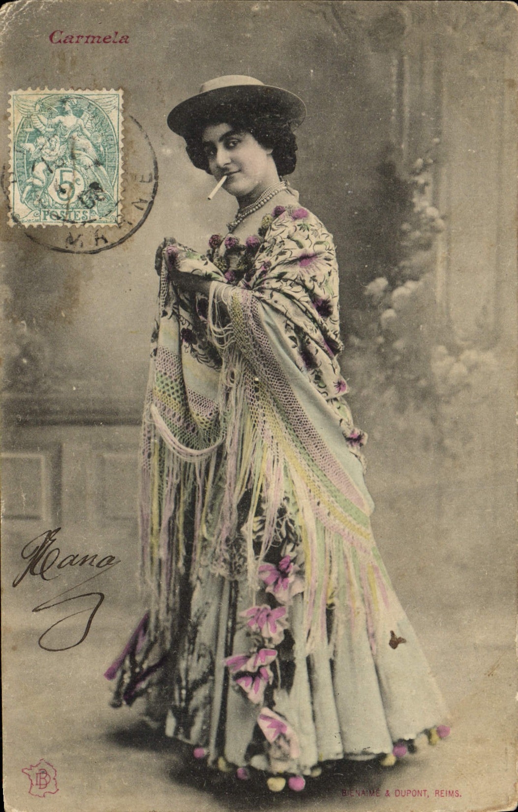 Femme en robe fleurie et châle à franges — Carmela — Bienaime & Dupont, Reims