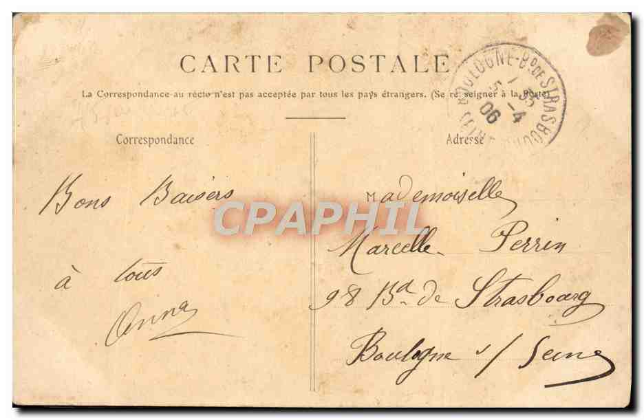 Femme en robe fleurie et châle à franges — Carmela — Bienaime & Dupont, Reims — Achterkant