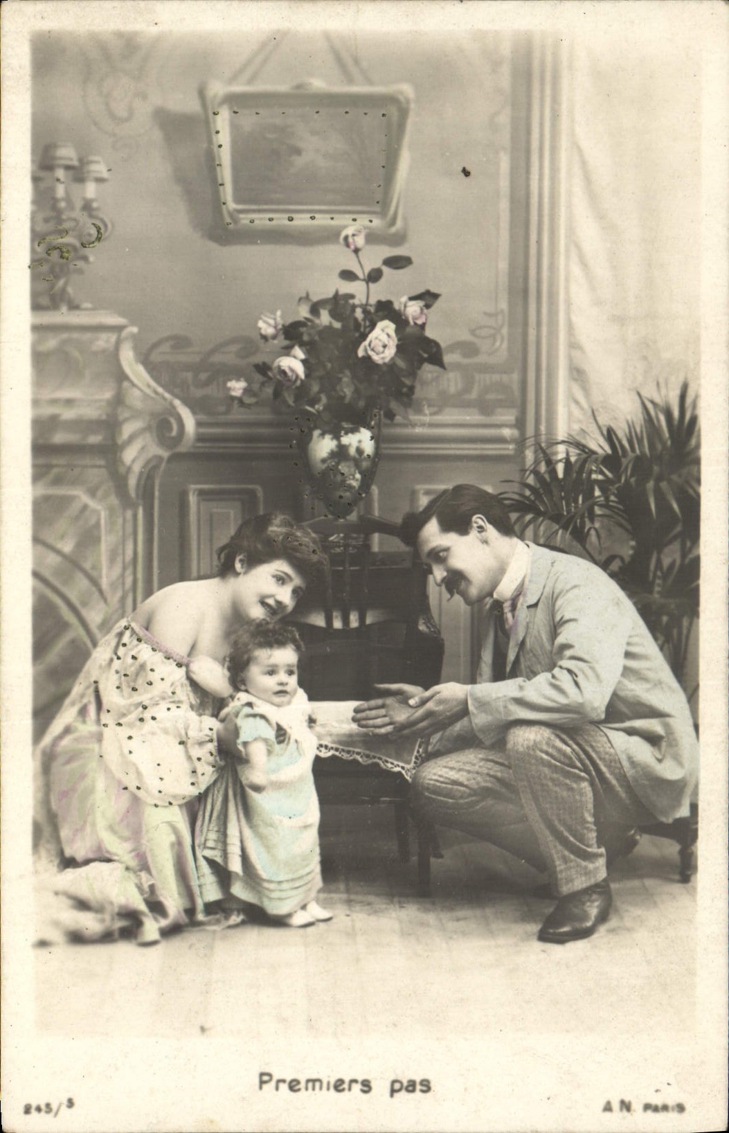 Premiers pas — scène de famille — A.N. Paris, n° 245/5