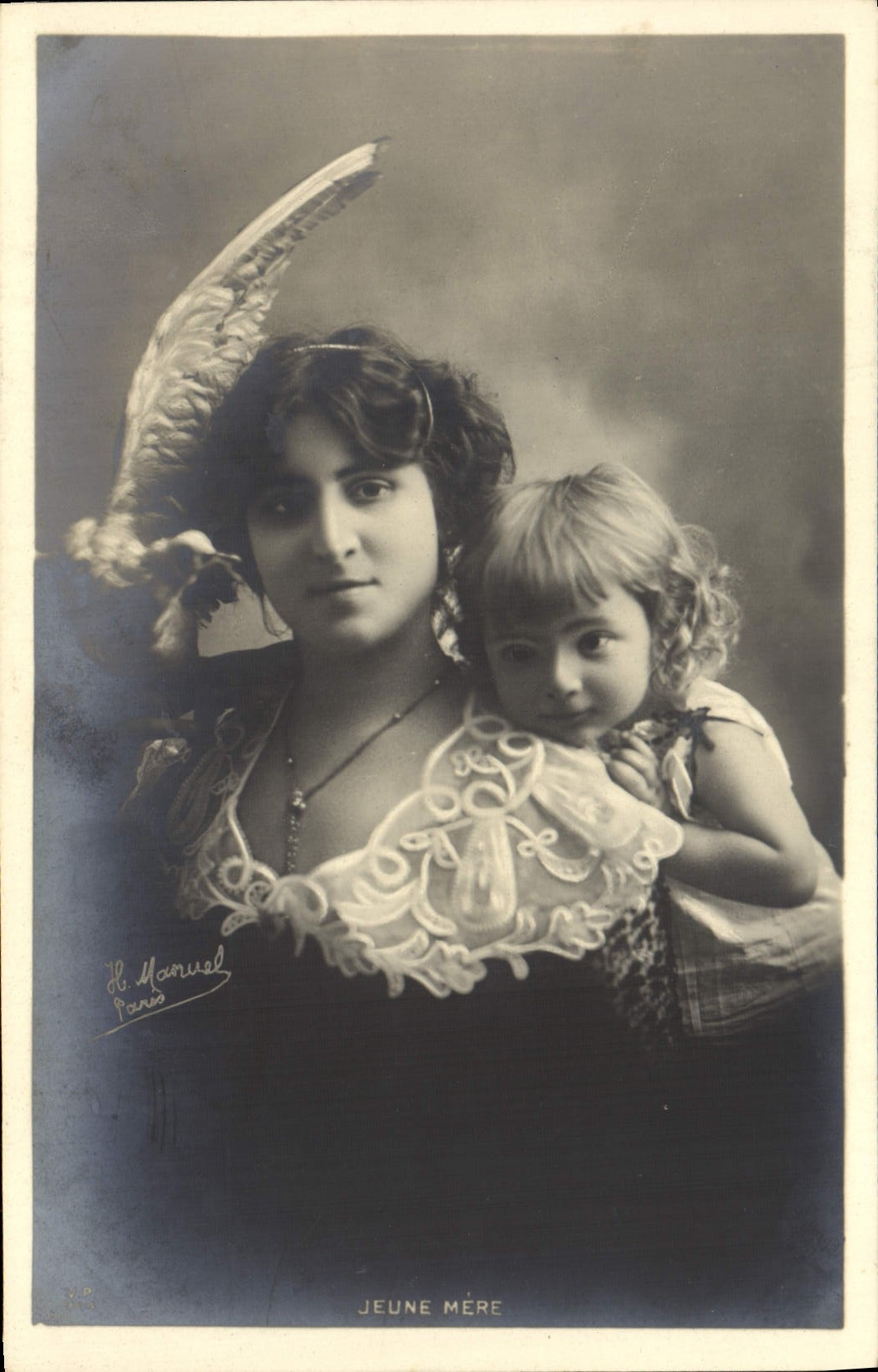 Jeune Mère — portrait studio — H. Manuel, Paris