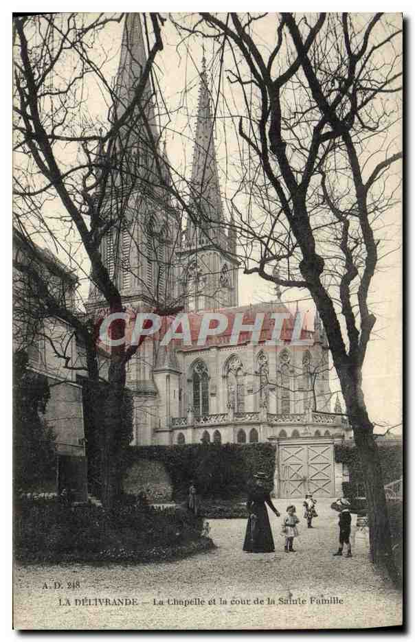 CPA La Delivrande La Chapelle et La Cour De La Sainte Famille Femme Enfants