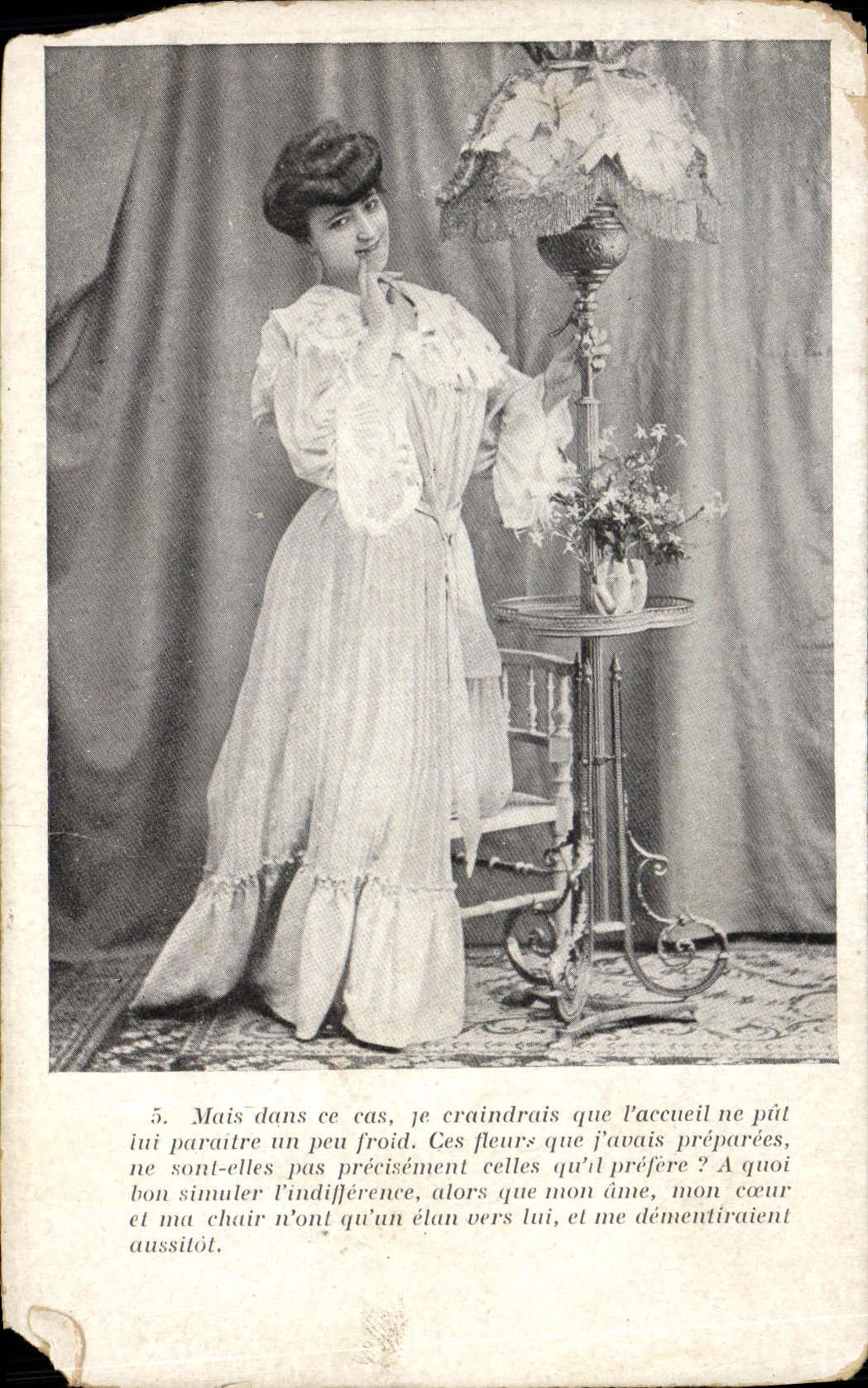 Femme en robe à volants — texte poétique — éditeur non identifié