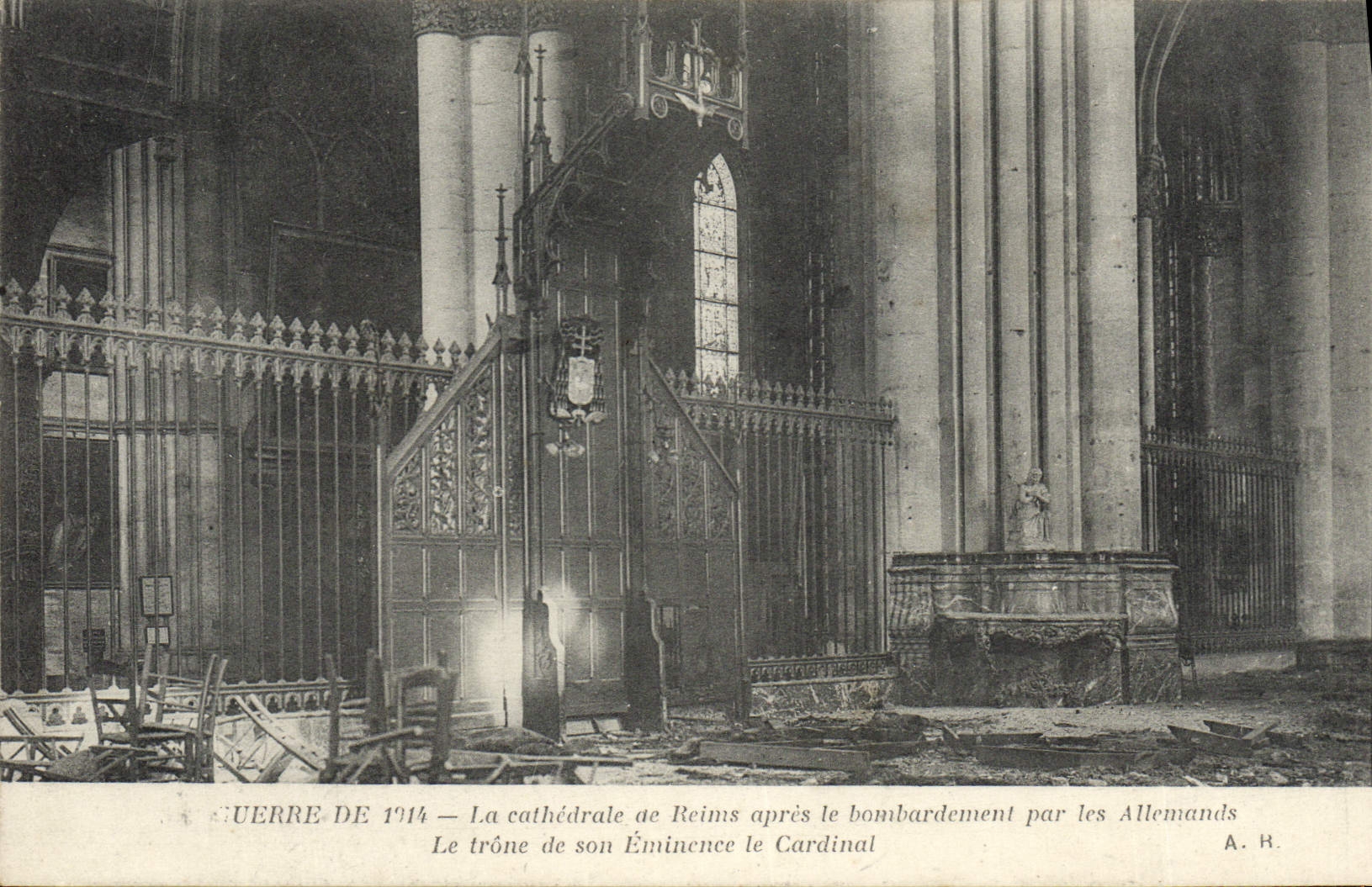 CPA Gerre De 1914 La Cathedrale De Reims Apres Le Bombardement par les allemands Militaria 