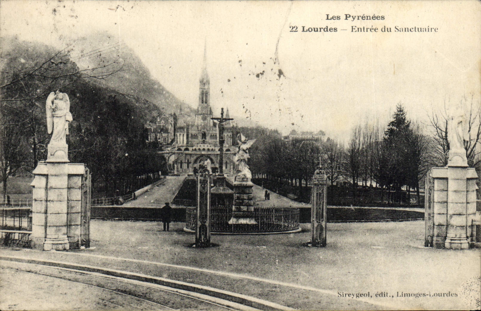 CPA Les Pyrenees Lourdes Entree Du Sanctuaire